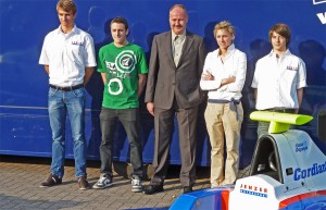 Andreas Jenzer (Mitte) mit GP3-Speerspitze Nico Müller, den erfolgreich aufgestiegenen Ex-Jenzer-Piloten Fabio Leimer (GP2) und Rahel Frey (DTM bei Audi) sowie Kart-Fahrer Alain Valente