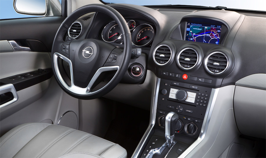 Das neue Cockpit des Opel Antara beinhaltet ein integriertes Navi-Display.