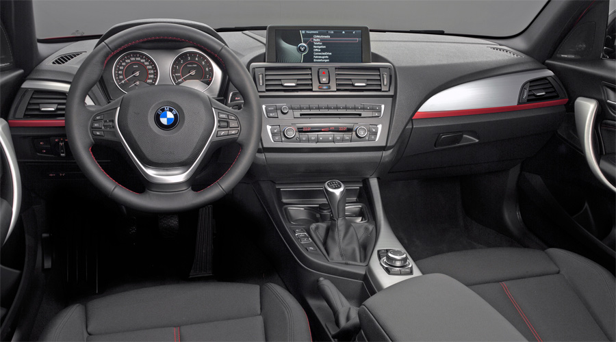 Das Cockpit des neuen BMW 1ers ist fahrerorientiert und sehr hochwertig.