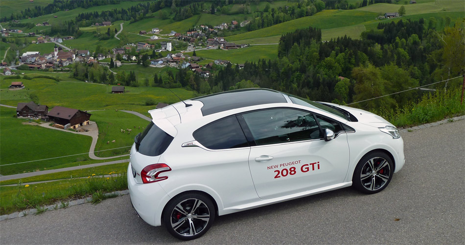 Der agile, rassige Peugeot 208 GTI fühlt sich auf der ehemaligen Bergrennstrecke St. Peterzell-Hemberg im Element.