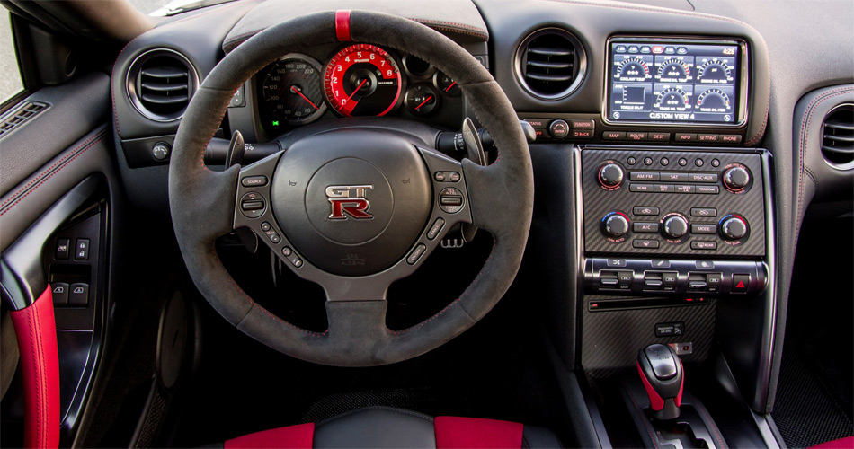 Im Cockpit des Nissan GT-R gibt es viele, individuell programmierbare Anzeige fast wie in einem Videospiel.